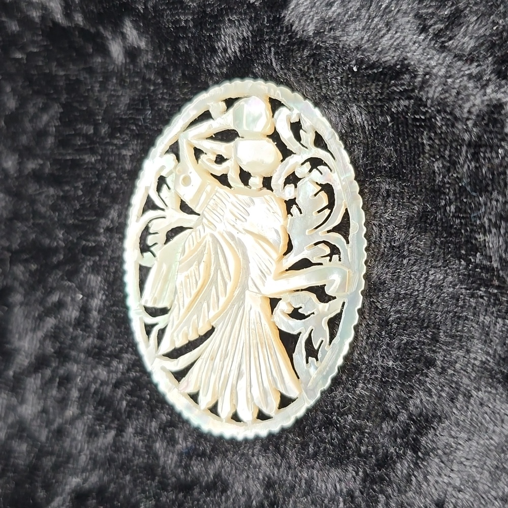 Carved Brooch - Picture 2 of 4